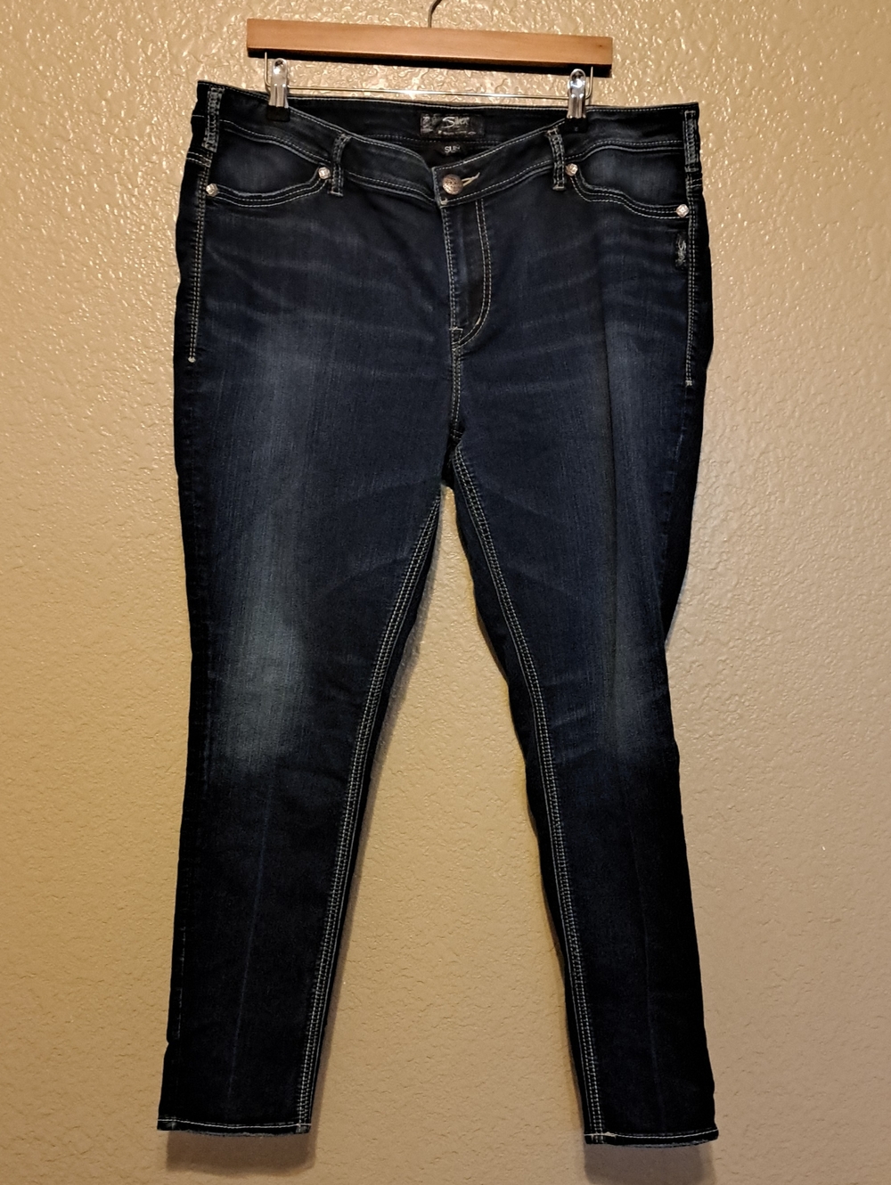 Silver Suki Jeans Dark Indigo Slim Cropped Ankle Jeans. SZ 22 L 31.